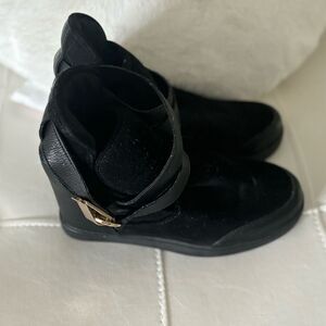 Discover the Aldo Sudue Black Boot, an essential addition to your footwear